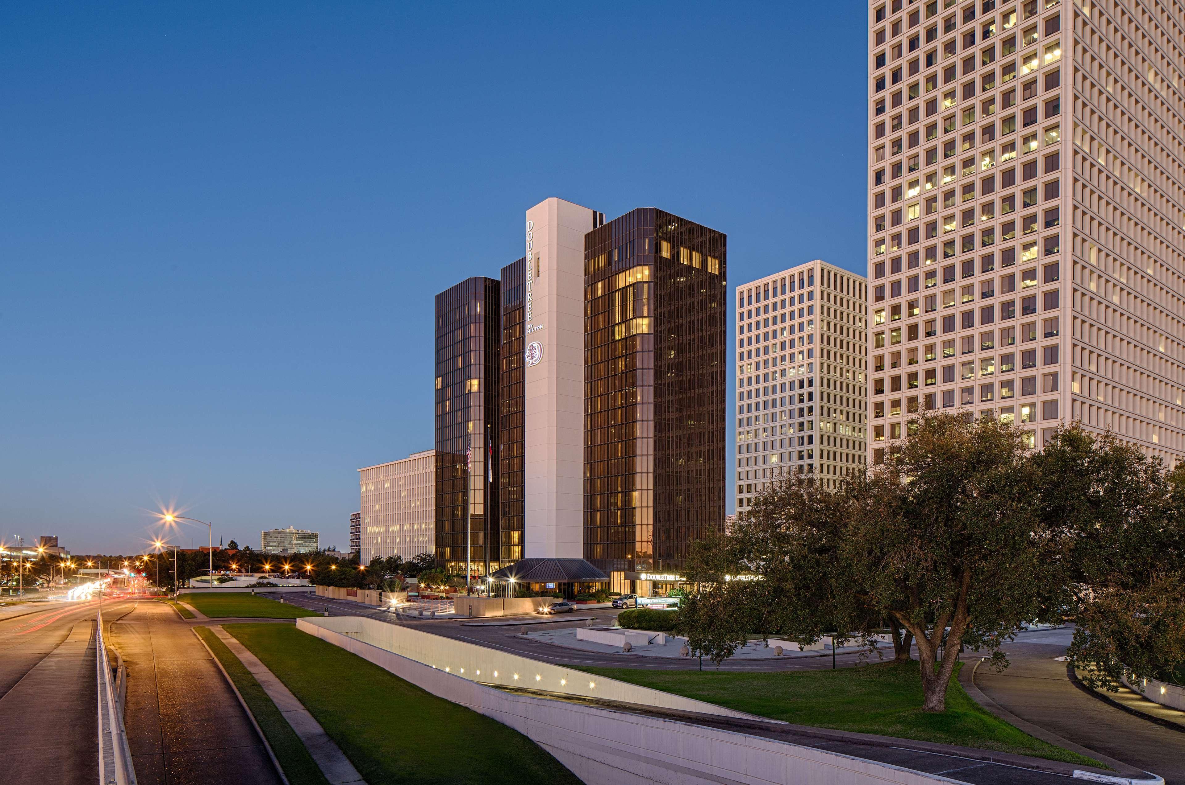 Doubletree By Hilton Hotel Houston Greenway Plaza Exterior photo