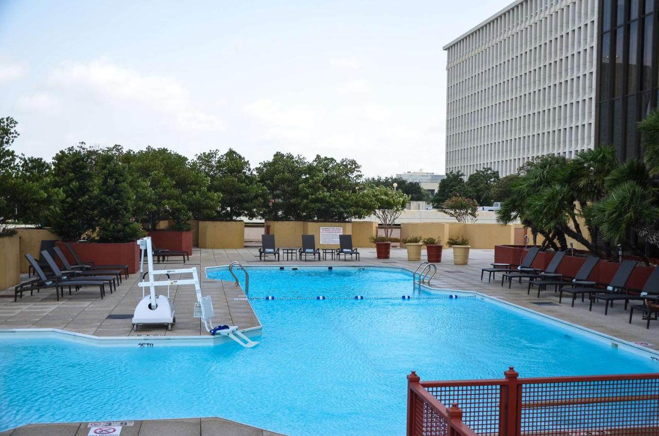 Doubletree By Hilton Hotel Houston Greenway Plaza Exterior photo